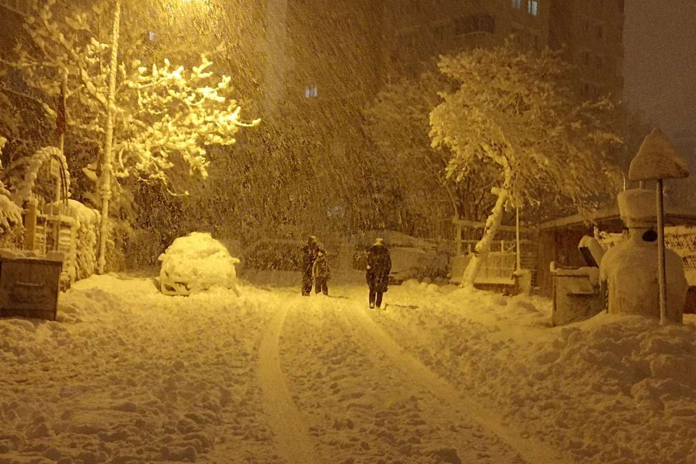 Heavy snowfall paralyzes life in Turkey’s Istanbul